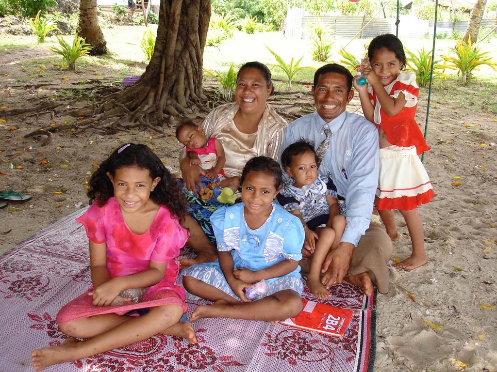 Fa'aki and Ben's family © Larry Macdonald